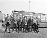 880861 Groepsportret van nieuwe stadsbuschauffeurs bij het Gemeentelijk Vervoerbedrijf Utrecht (G.V.U.) op de remise ...